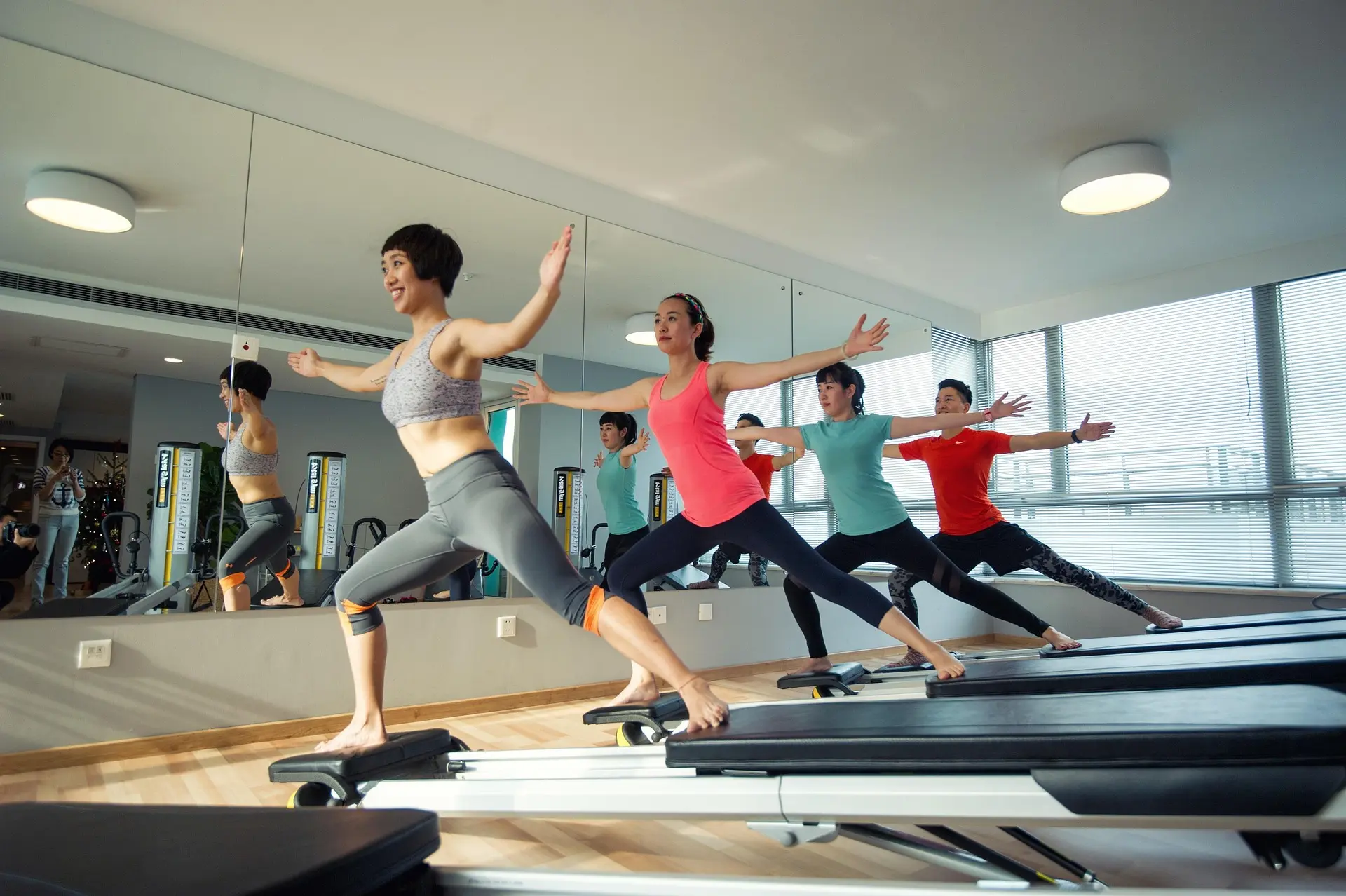 Reformer pilates aletinin parçalarını gösteren detaylı çizim