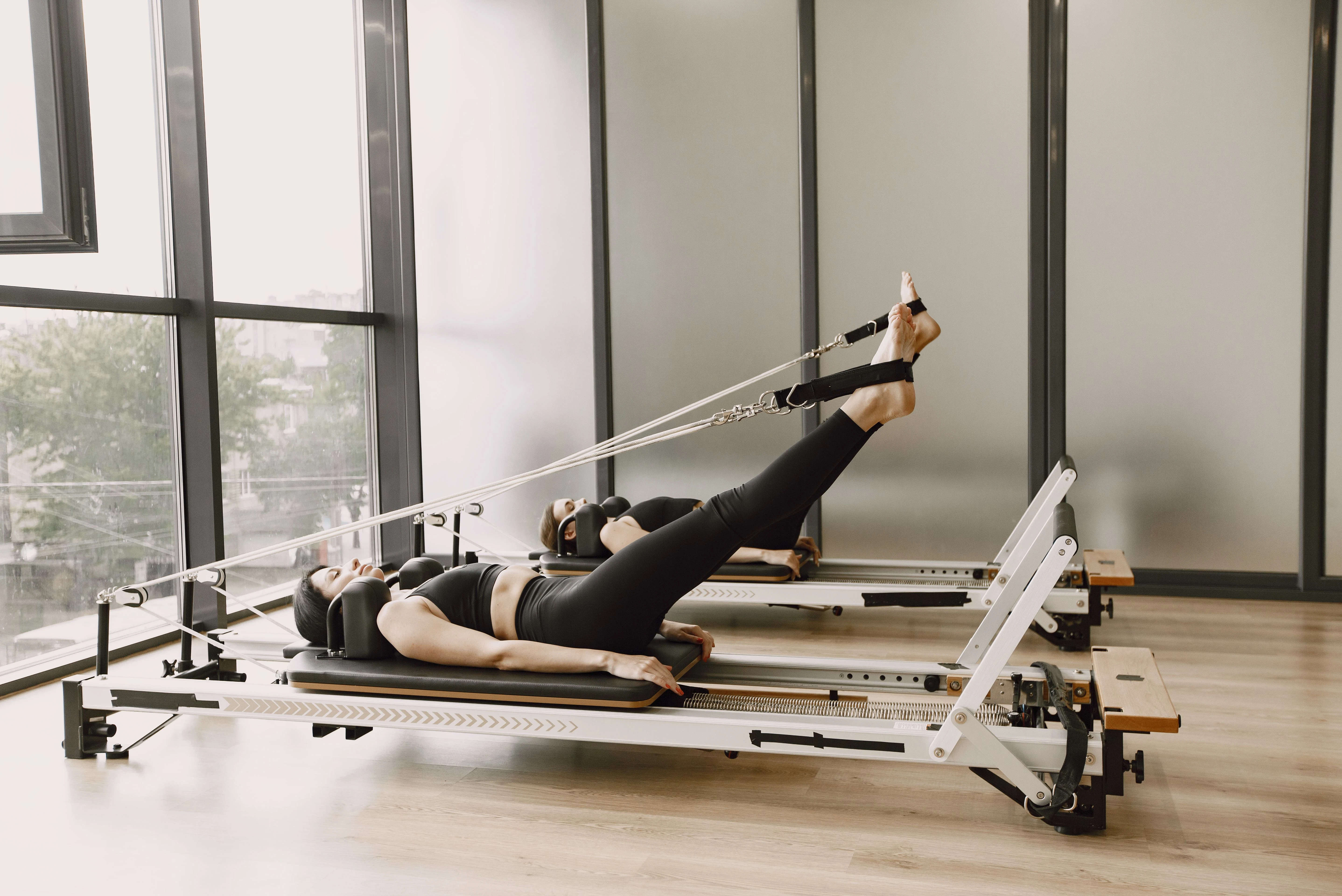 Evde pilates yapan bir kadın, mat ve ayna karşısında